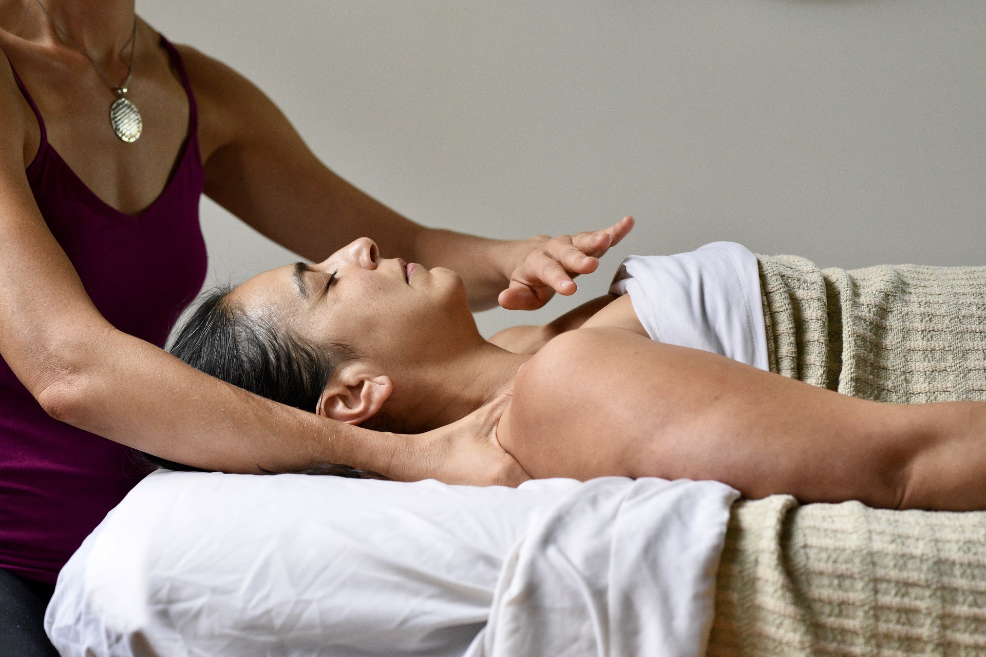 Reiki massage hand over heart Neymi s1